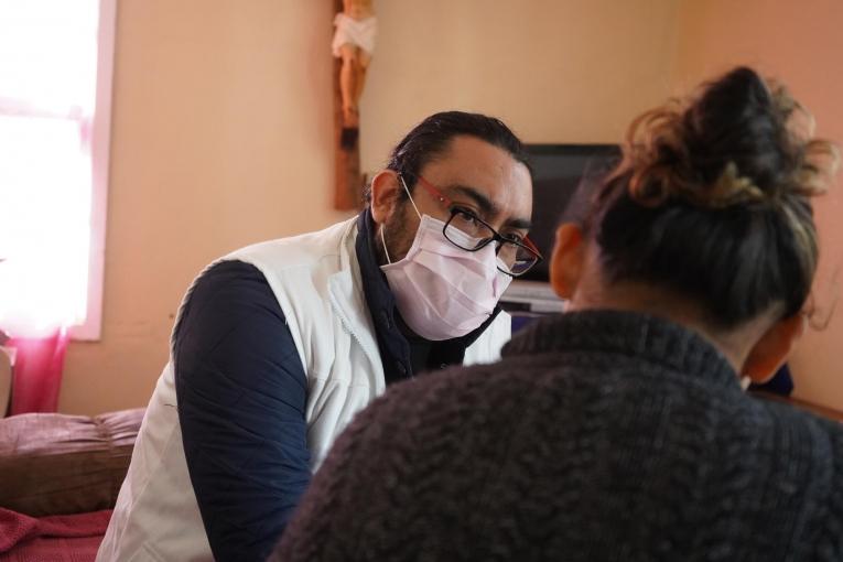Alicia en discussion avec un psychologue MSF. Mexique. 2022.
© Yesika Ocampo/MSF
