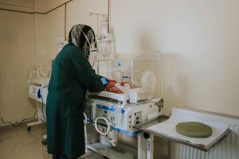 Une sage-femme examine un nouveau-né dans un hôpital cogéré par MSF dans le gouvernorat d'Idlib. Nord-ouest de la Syrie. 2022.
 © MSF/Abd Almajed Alkarh