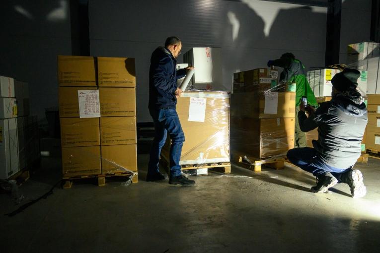 Arrivée des premières fournitures médicales d'urgence MSF en Ukraine. 5 mars 2022.
 © MSF