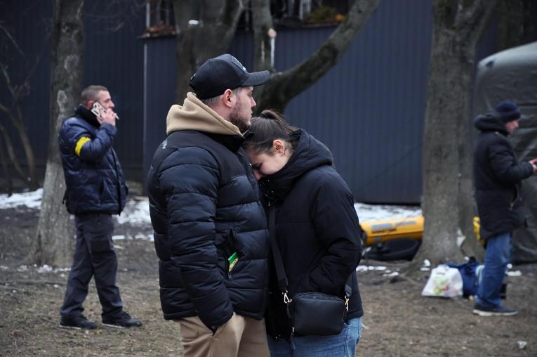 Un couple s'inquiète de savoir si le reste de leurs familles a pu sortir d'Irpin. Ukraine. 2022.&nbsp;
 © Jean-Pierre Amigo