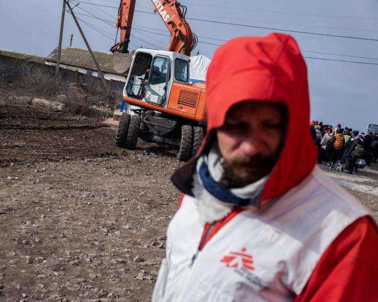 Un membre des équipes MSF travaille à l'installation d'une clinique à Palanca. 10 mars 2022. Moldavie.
 © Maxime Fossat