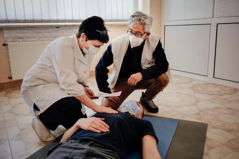 Des membres des équipes MSF dispensent une formation au personnel d'un hôpital à Lviv. 14 mars 2022. Ukraine.

&nbsp;
 © MSF/PETER BRAEUNIG