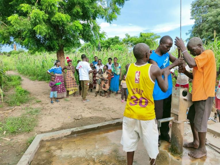 A Ndamera (district de Nsanje), MSF a fourni un soutien d'urgence pour répondre à l'épidémie de choléra qui a suivi la tempête tropicale Ana. Cet appui comprenait entre autres&nbsp;la distribution de kits de prévention de la transmission du choléra, des activités de promotion de la santé et la désinfection des points d'eau.
 © Fabrice Weissman/MSF