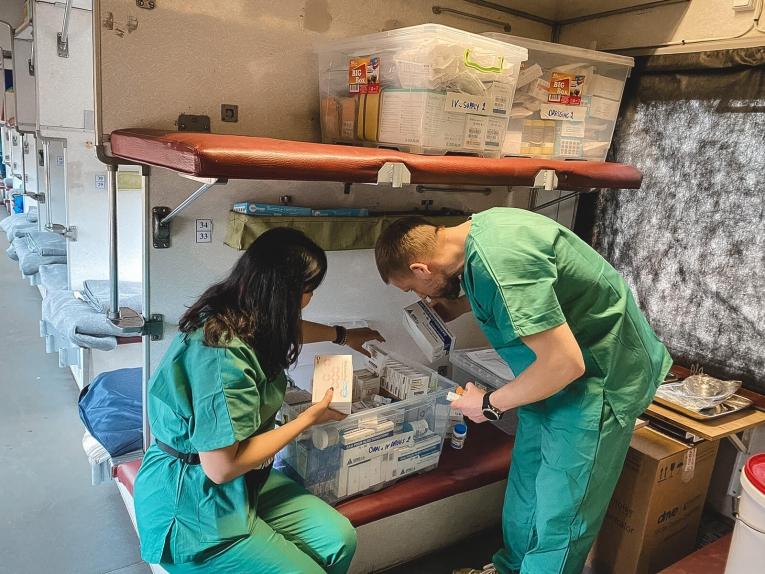 Des équipes médicales MSF à bord du train médicalisé qui a relié Zaporijjia à Lviv. 1er avril 2022. Ukraine.
© MSF