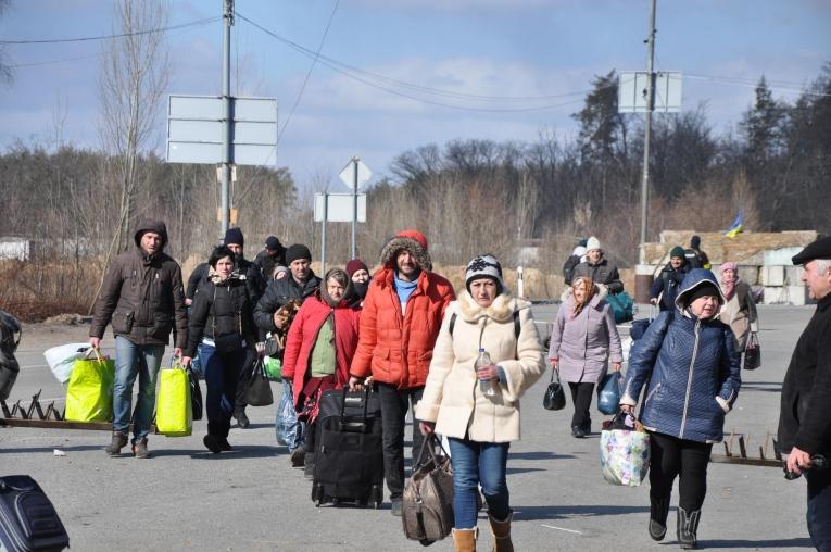 Un groupe de personnes fuyant Irpin arrivent à Kiev. Ukraine. 2022.&nbsp;
 © Jean-Pierre Amigo/MSF