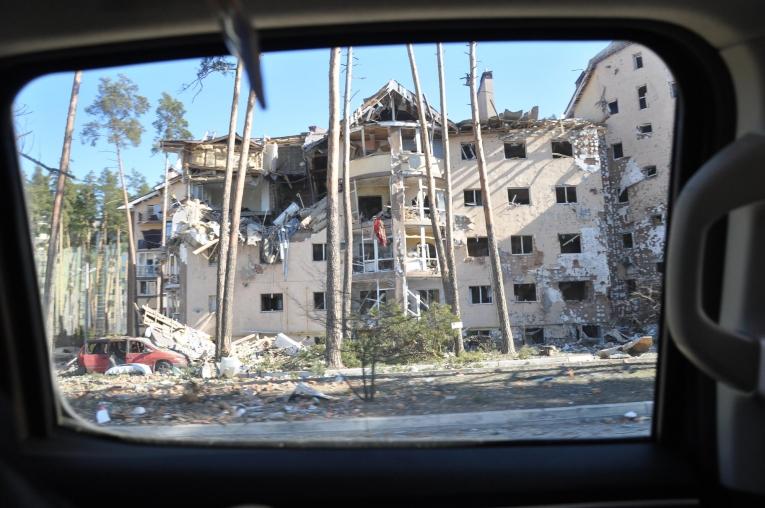 Vue d'un immeuble bombardé à Irpin. Ukraine. 2022.
 © Jean-Pierre Amigo/MSF