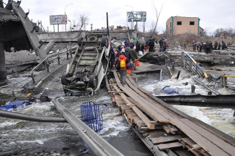 Des civils fuient Irpin. Ukraine. 2022.

&nbsp;
 © Jean-Pierre Amigo/MSF