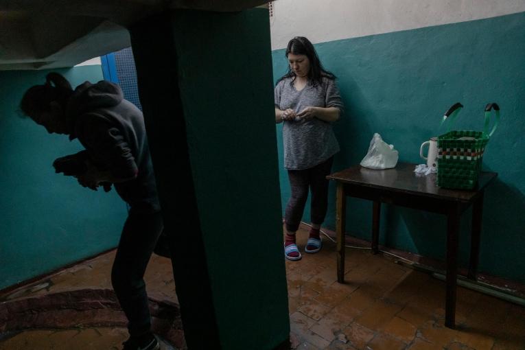 Une femme de 35 ans attend de pouvoir utiliser un point d'eau pour se laver dans une station du métro de Kharkiv. 11 avril 2022. Ukraine.
 © Adrienne Surprenant/MYOP