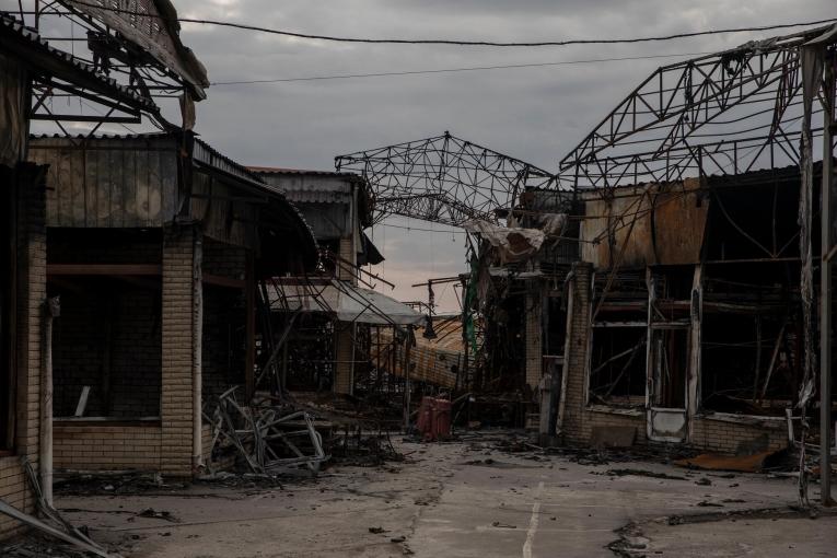 Un marché détruit par les bombardements dans la ville de Kharkiv. 10 avril 2022. Ukraine.

&nbsp;
 © Adrienne Surprenant/MYOP