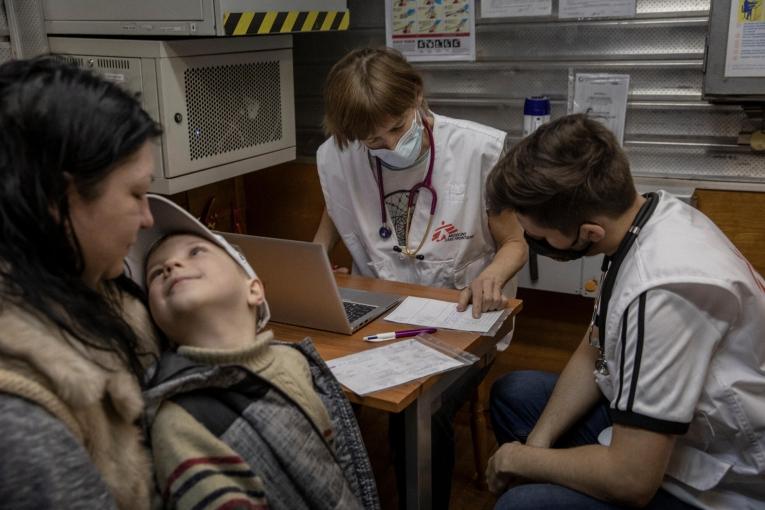 Elena, 35 ans, et son fils Kirill, 6 ans, sont examinés par l'équipe MSF. Elena souffre d'une infection à l'oreille et Kirill présente des difficultés à respirer depuis qu'il vit dans le métro. 11 avril 2022. Ukraine
 © Adrienne Surprenant/MYOP