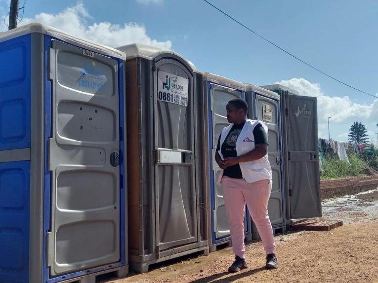 Les équipes MSF ont notamment fourni des toilettes pour les personnes déplacées par&nbsp;les inondations. Afrique du Sud. 2022.&nbsp;
 © MSF