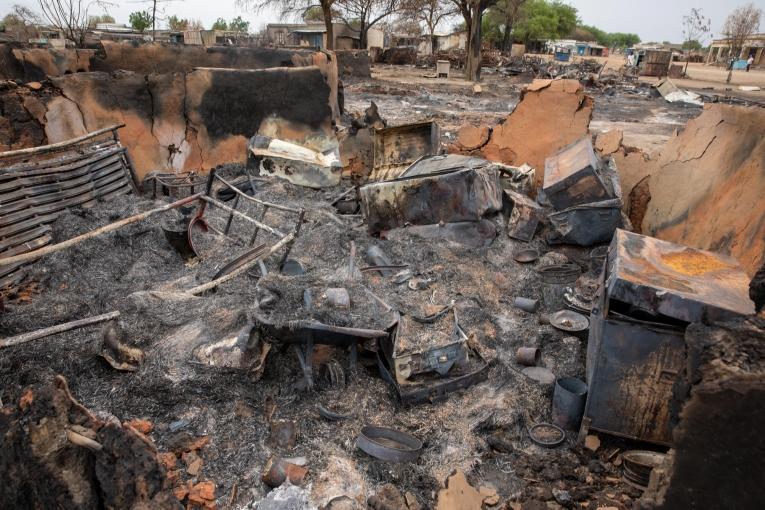 Vue d'un bâtiment détruit sur le marché d'Agok suite aux violences intercommunautaires qui ont eu lieu début février. Soudan du Sud. 2022.
 © Scott Hamilton/MSF