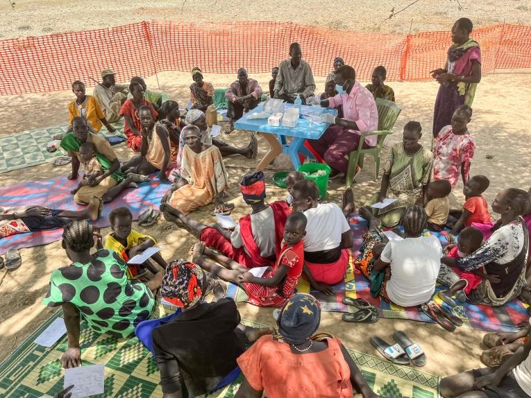Des patients attendent une consultation médicale lors d'une clinique mobile MSF dans un camp de déplacés. Comté de Twic. Soudan du Sud. 2022.
 © MSF/Verity Kowal