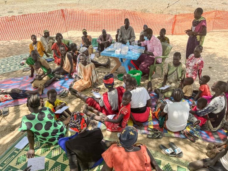 Des patients attendent une consultation médicale lors d'une clinique mobile MSF dans un camp de déplacés. Comté de Twic. Soudan du Sud. 2022.
 © MSF/Verity Kowal