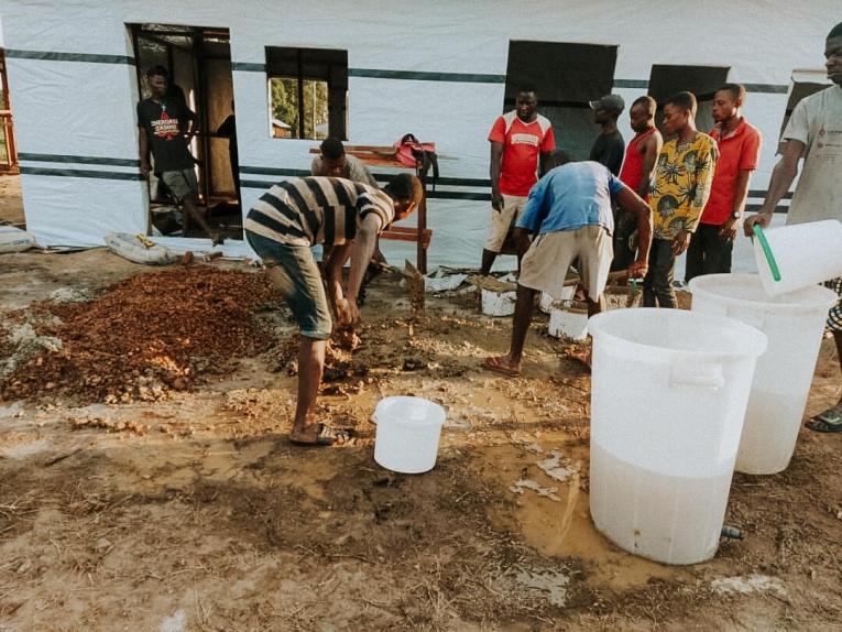 Construction d'un centre de traitement Ebola par MSF dans la zone de santé de Bolenge. République démocratique du Congo.
© MSF