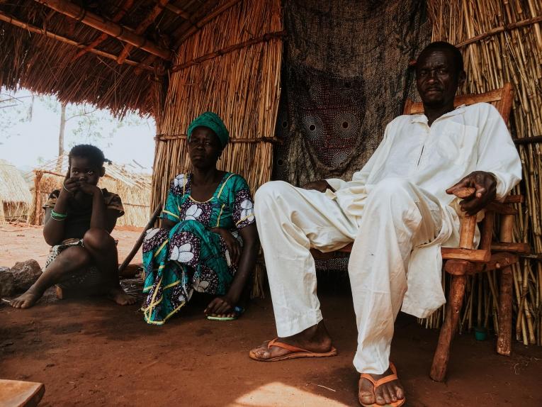 Yvette, Roger et leurs enfants devant leur abri du camp de personnes déplacées de Bogouyo. « Le village a été occupé pendant plusieurs mois par des hommes armés, explique Yvette.&nbsp;En janvier, nous avons fui. Quand nous sommes arrivés ici, les conditions étaient très difficiles, même pour manger. Nous aimerions retourner chez nous, mais nous sommes trop inquiets. » République centrafricaine. 2022.
 © MSF