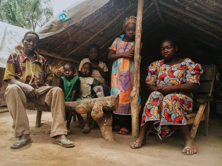 Jéremy, Rosine et leurs enfants, devant leur abri du camp de déplacés de Yétomane. République centrafricaine. 2022.&nbsp;
 © MSF