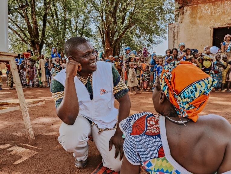 Un référent médical MSF lors d'une intervention auprès des personnes déplacées. République centrafricaine. 2022.
 © MSF