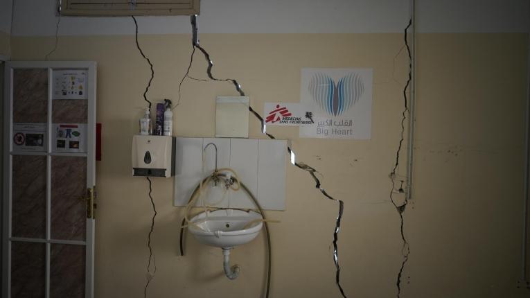 Vue d'un mur de la clinique MSF de la ville de Gaza suite aux bombardements de l'armée israélienne.&nbsp;
 © MSF
