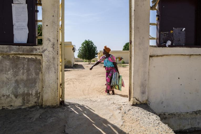 Bria quitte l'hôpital le jour où son fils est suffisamment rétabli pour sortir du programme hospitalier de malnutrition de MSF et être suivi à domicile.
 © Lys Arango