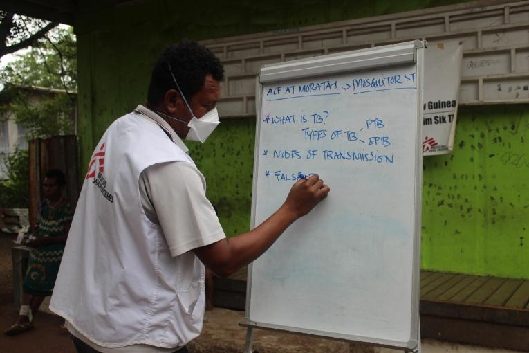 Un membre des équipes MSF de sensibilisation en Papouasie-Nouvelle-Guinée.
 © Leanne JORARI/MSF