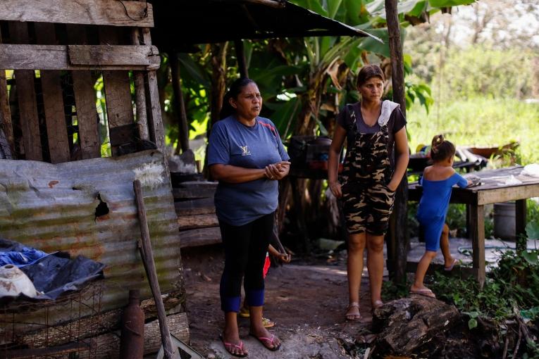 Jessica et sa mère (à gauche sur la photo). Venezuela.
 © Jesus Vargas