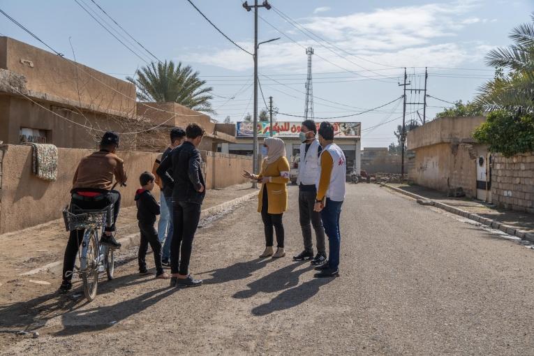 Des équipes de promoteurs de santé MSF travaillent à sensibiliser la population sur les activités de santé mentale proposées par MSF à Hawija. Irak. 2022.
 © Hassan Kamal Al-Deen/MSF