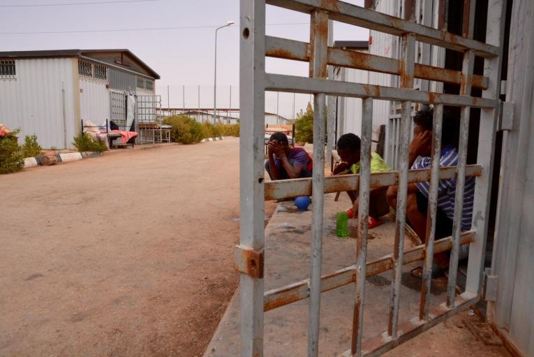 Des demandeurs d'asile dans le centre de détention de Gharyan al-Hamra en Libye. Certains ont été détenus dans des conteneurs entre janvier et mars 2019. Les conteneurs ont ensuite été ouverts. Libye. 2019.
 © Jérôme Tubiana/MSF