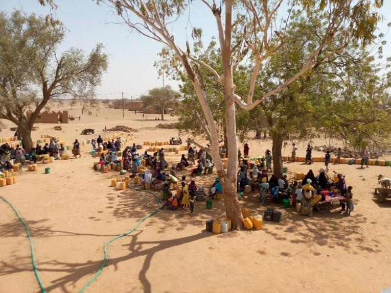 Distribution d'eau à Djibo en février 2021. Burkina Faso.
 © MSF/Noelie Sawadogo