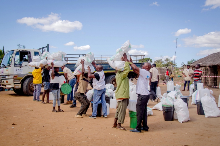 Une équipe de MSF distribue des kits d'articles essentiels tels que des tentes, des jerrycans et des moustiquaires à Ntele, dans le district de Montepuez, dans la province de Cabo Delgado.

&nbsp;

&nbsp;
 © MSF