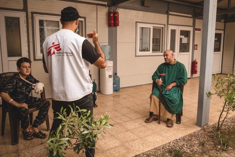 Un promoteur de santé discute avec des patients dans l'hôpital MSF d'al-Wahda. Irak. 2022.&nbsp;

&nbsp;
 © MSF/Florence Dozol