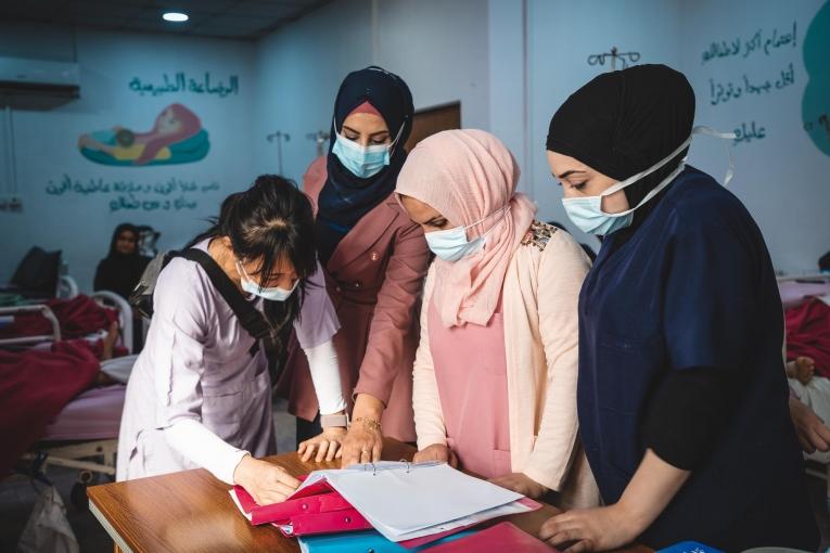 Des membres du personnel MSF dans l'unité des césariennes de l'hôpital MSF de Nablus. Irak. 2022.
 © MSF/Florence Dozol