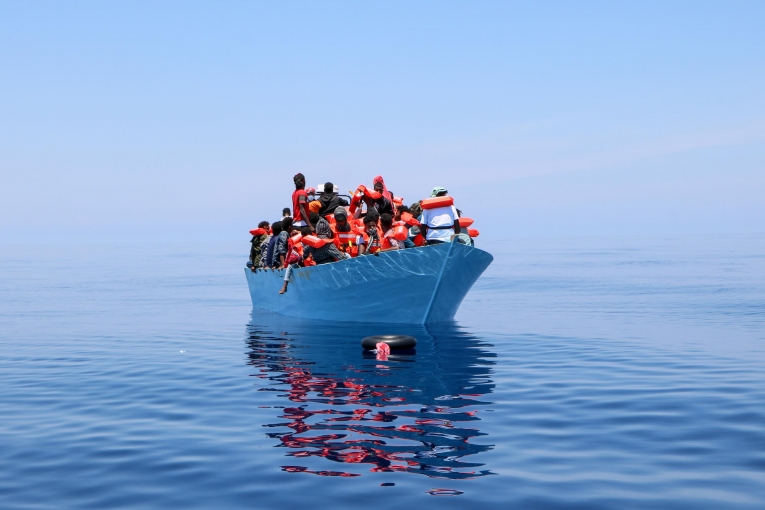 Les équipes MSF opèrent le premier sauvetage de leur&nbsp;journée en portant secours à 93 personnes à bord d'un bateau en détresse.

&nbsp;

&nbsp;
 © Avra Fialas/MSF