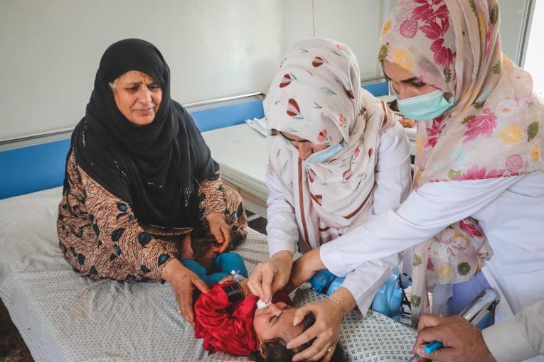 Negina, un an et demi, est prise en charge contre la rougeole par MSF à l'hôpital régional de Kunduz. Negina a été amenée dans le service par sa grand-mère.
 © Noor Ahmad Saleem/MSF