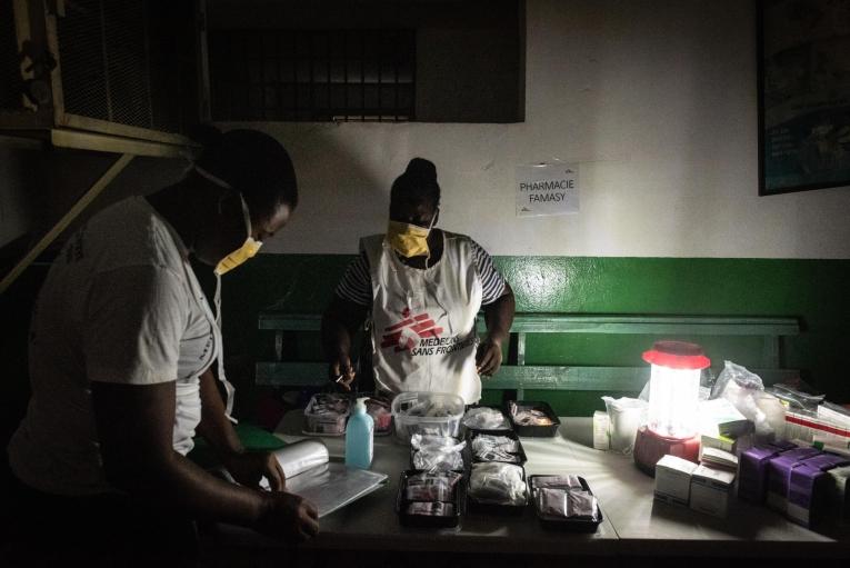 Les équipes de MSF travaillent au sous-sol, dans des pièces sombres sans fenêtres, pour éviter le risque élevé de balles perdues.
 © Johnson Sabin
