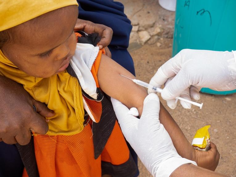 Une petite fille recevant un vaccin contre la rougeole dans le district de Oodweyne, au Somaliand.
© Mohamed Hussein (MOTO)/MSF