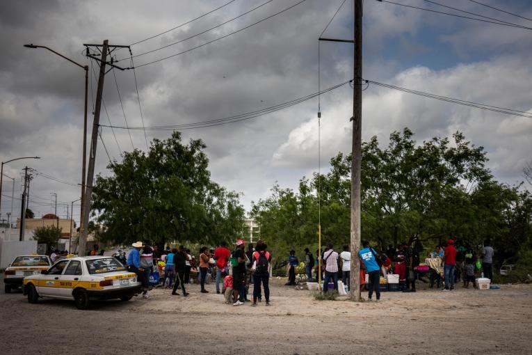 Des dizaines de migrants en provenance d'Haïti attendent d'être admis au refuge de "Senda de Vida" à Reynosa, au Mexique. Pour chacun d'eux, la perspective d'une nuit sans abri représente un grand risque. Les villes frontalières comme celle-ci sont extrêmement dangereuses et les migrants sont particulièrement vulnérables à la violence, notamment aux enlèvements et aux agressions sexuelles.
 © Yael Martínez/Magnum