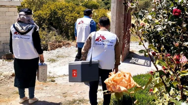 Une équipe mobile MSF visitant un camp dans le nord-ouest de la Syrie pour sensibiliser la population aux vaccins contre le covid-19.
 © MSF