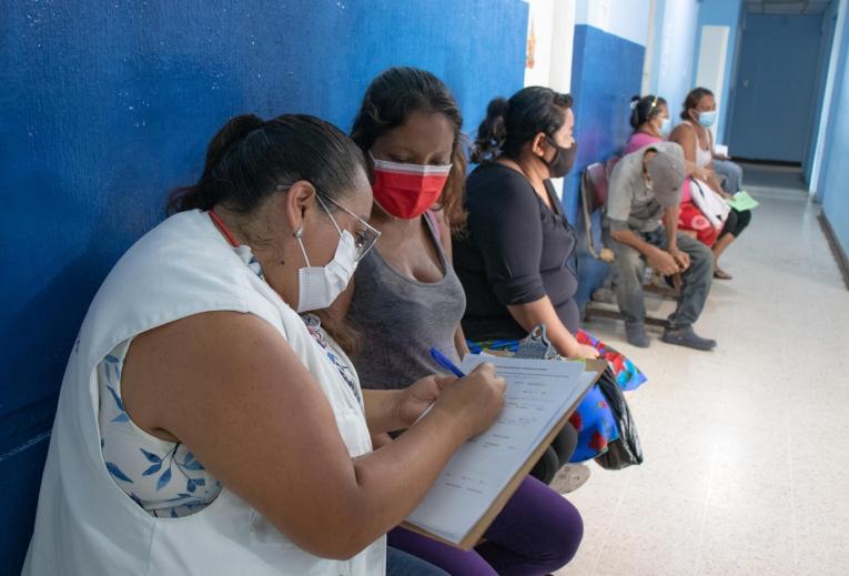 Des personnes attendent pour se faire dépister dans le centre de santé de La Gomera. Guatemala. 2022.
© MSF/Arlette Blanco