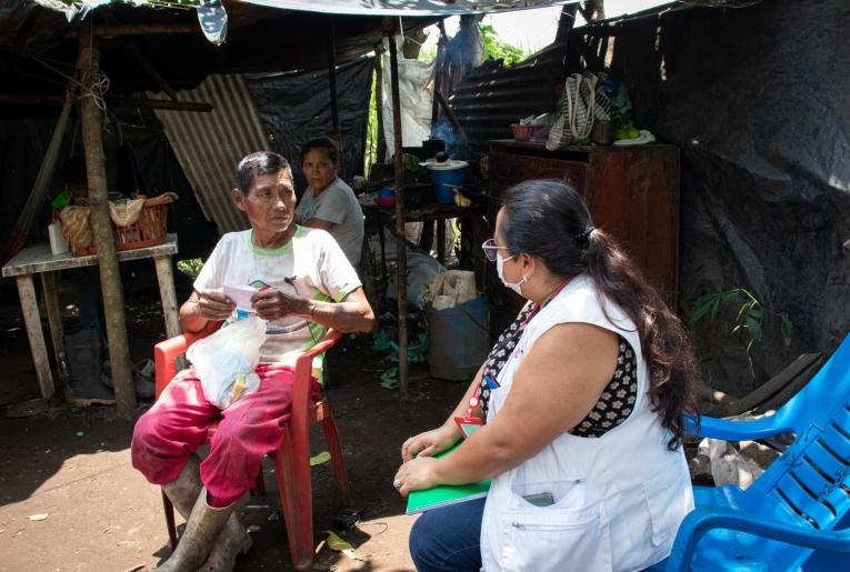Salomon s'entretient avec une membre des équipes MSF. Guatemala. 2022.
© MSF/Arlette Blanco
