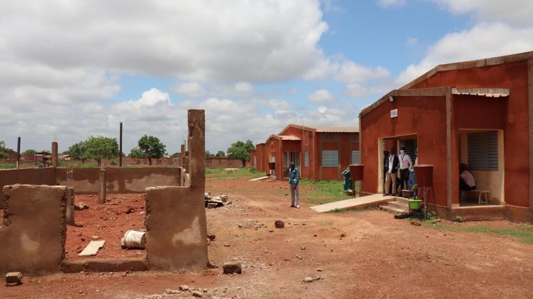 Construction d'une nouvelle salle de triage dans un centre de santé de Dédougou, avec le soutien de MSF. Burkina Faso. 2022.

&nbsp;
 © MSF/Adama Gnanou