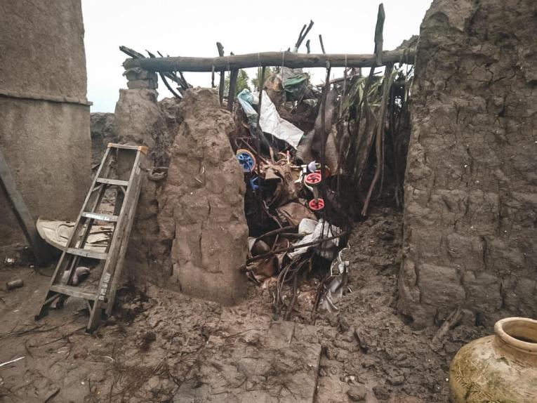Vue d'une maison en terre détruite par les inondations dans un village du district de Dadu. Sindh. Pakistan. 2022.
 © MSF