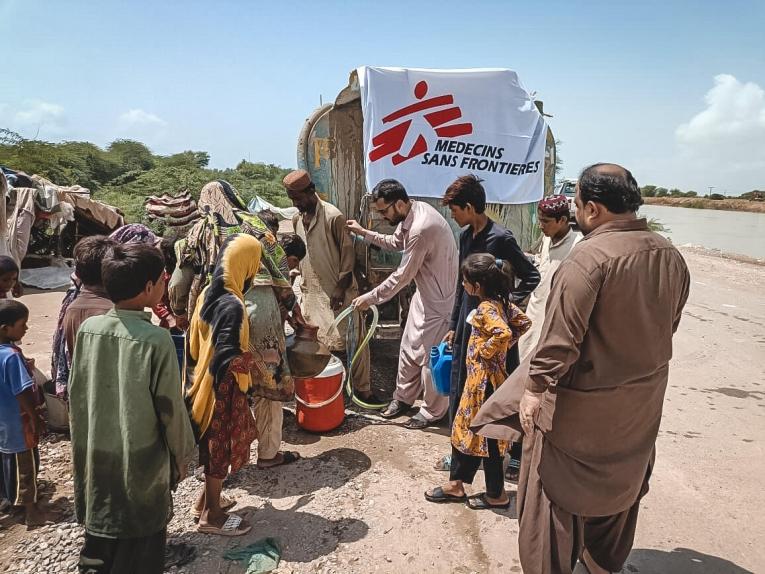 En périphérie de la ville de Dera Murad Jamali, les équipes MSF fournissent notamment de l'eau potable aux personnes déplacées par les inondations. Balouchistan. Pakistan. 2022.
 © MSF