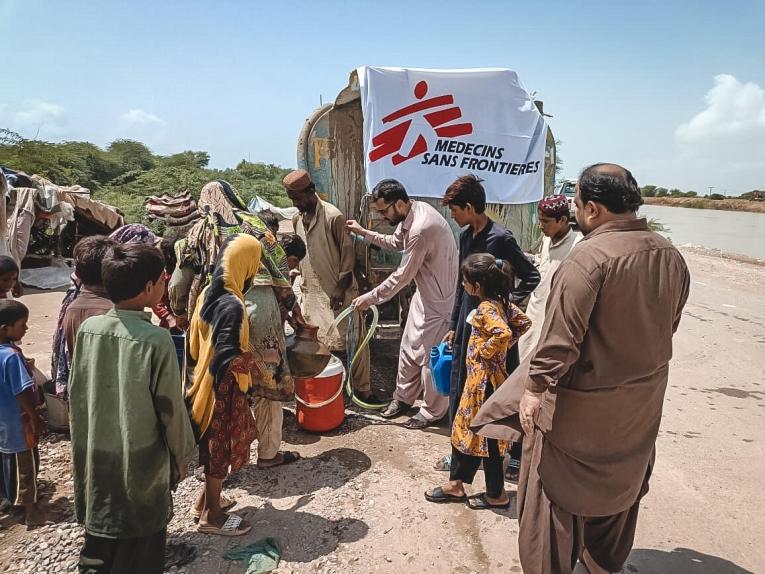 En périphérie de la ville de Dera Murad Jamali, les équipes MSF fournissent notamment de l'eau potable aux personnes déplacées par les inondations. Balouchistan. Pakistan. 2022.
© MSF