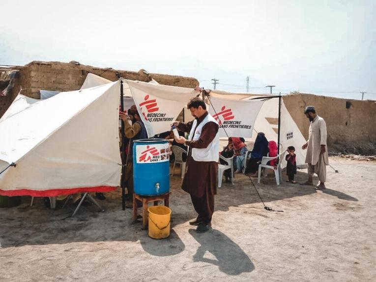Les équipes MSF dans une structure médicale temporaire destinée à offrir des soins de santé primaire dans la ville de Quetta au Baloutchistan. Pakistan. 2022.

&nbsp;
 © MSF