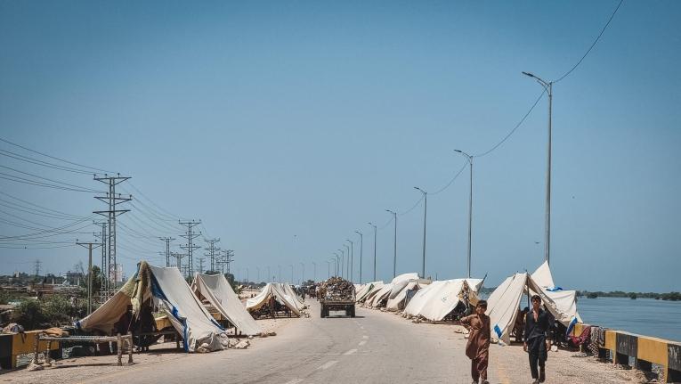 Vue d'une route de Sukkur au bord de laquelle vivent des personnes déplacées par les inondations. Pakistan. 2022.
 © MSF