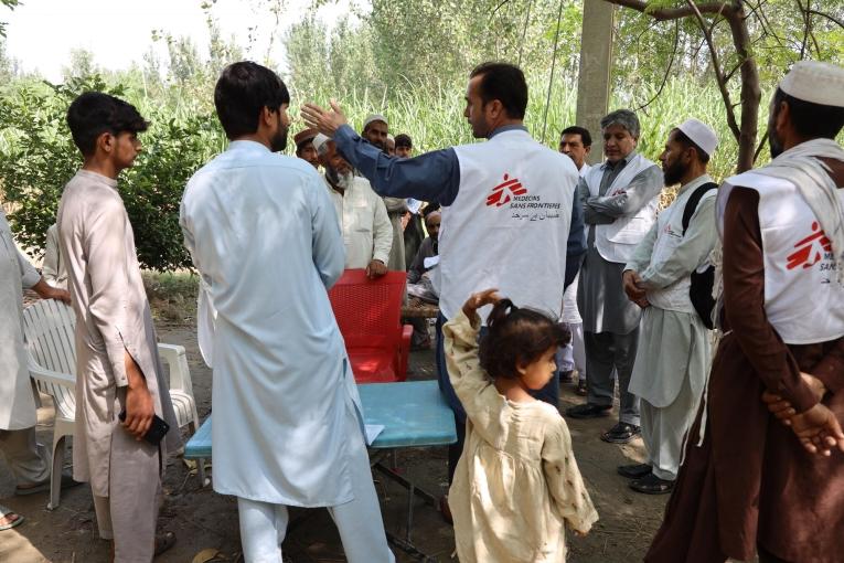 Discussion entre des membres de la communauté du village de Sara Sang et des équipes MSF. Pakistan. 2022.

&nbsp;

&nbsp;
 © Zahra Shoukat/MSF