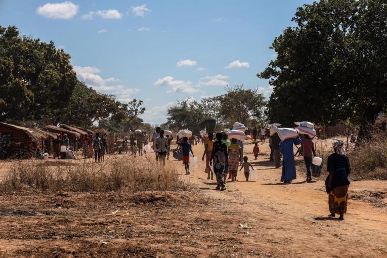 Des personnes déplacées par le conflit reçoivent des biens de première nécessité de la part des équipes MSF. Mozambique.
 © Mariana Abdalla/MSF