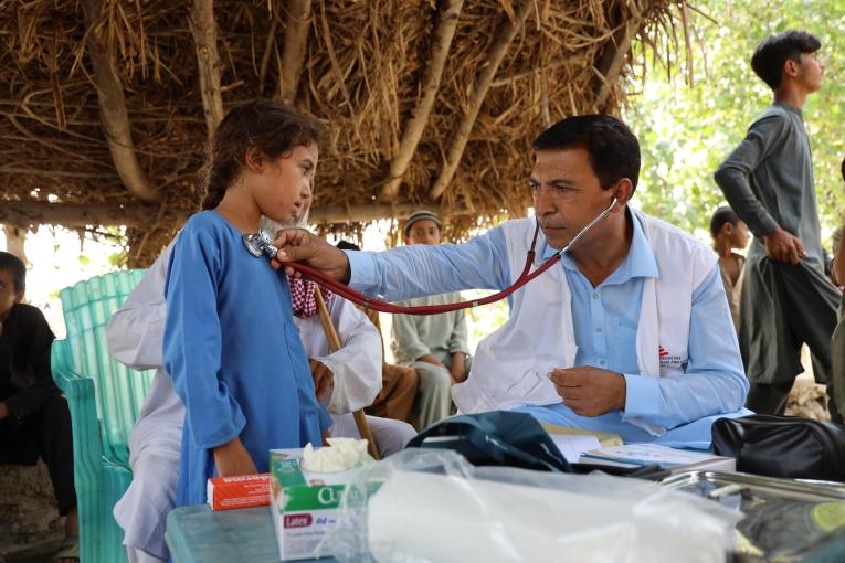 Un médecin MSF examine une enfant lors d'une clinique mobile dans un village des alentours de Charsadda. Pakistan. 2022.
 © Zahra Shoukat/MSF