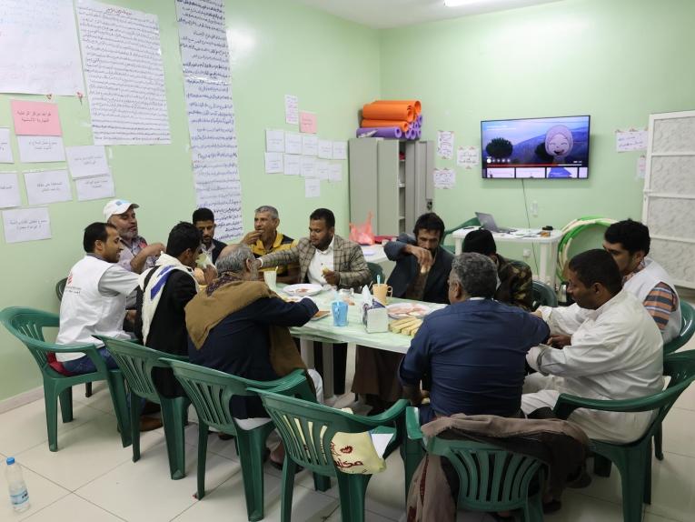 Les participants d'un groupe de parole, organisé par MSF à Hajjah, prennent le déjeuner ensemble. Yémen.
 © Jinane Saad/MSF